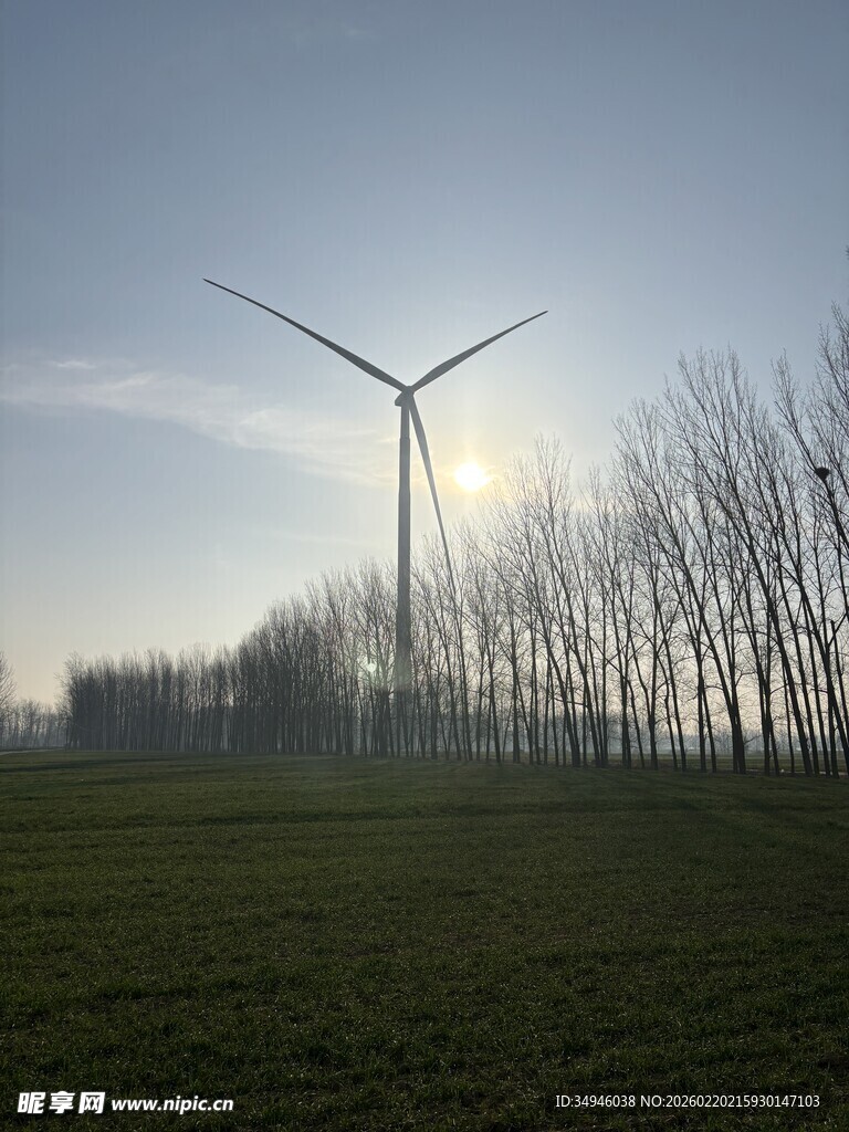 田野中的大型风力发电机