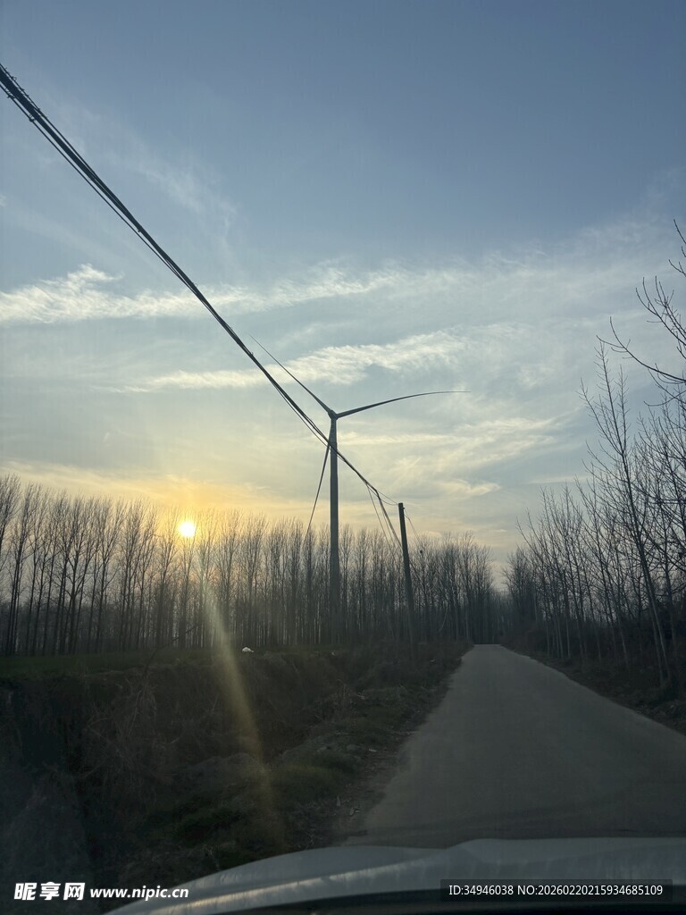 公路边的落日与风力发电机