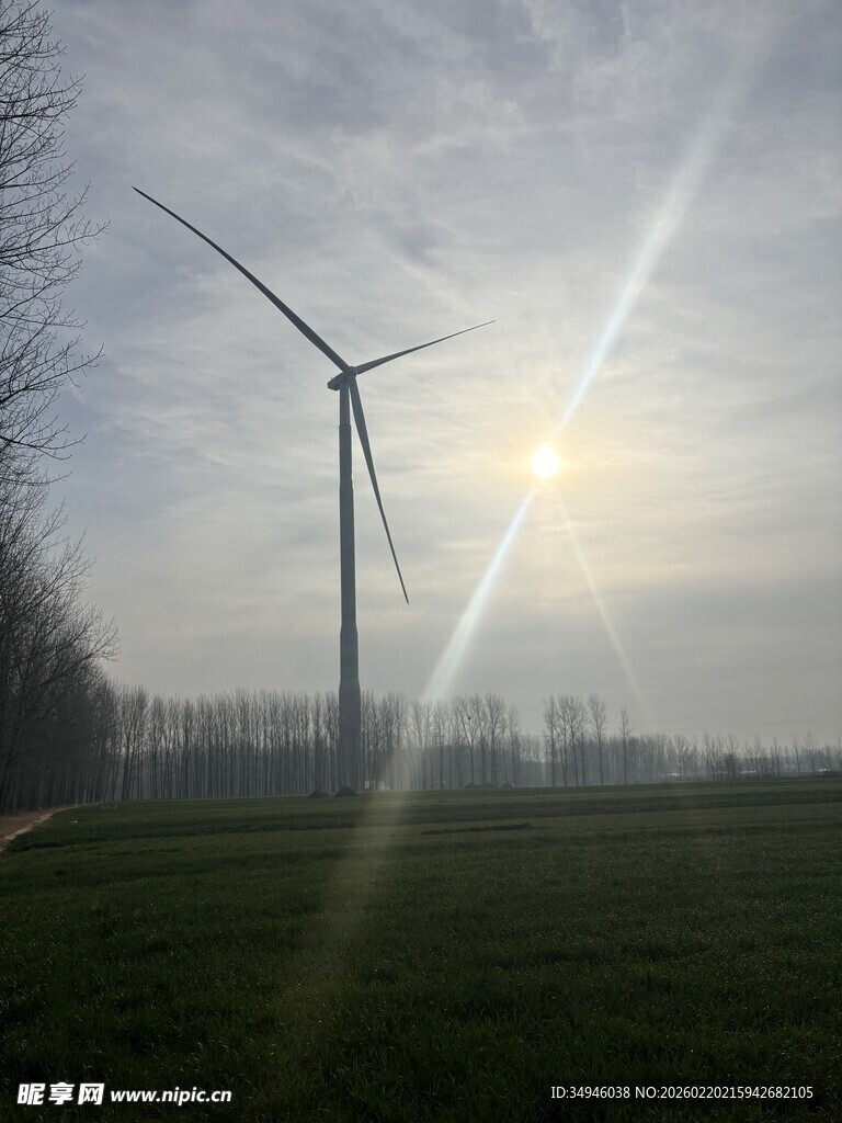 田野上的风力发电机