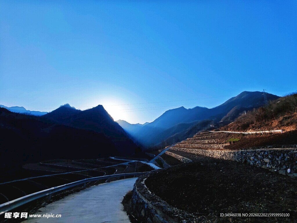 山间公路迎日出美景