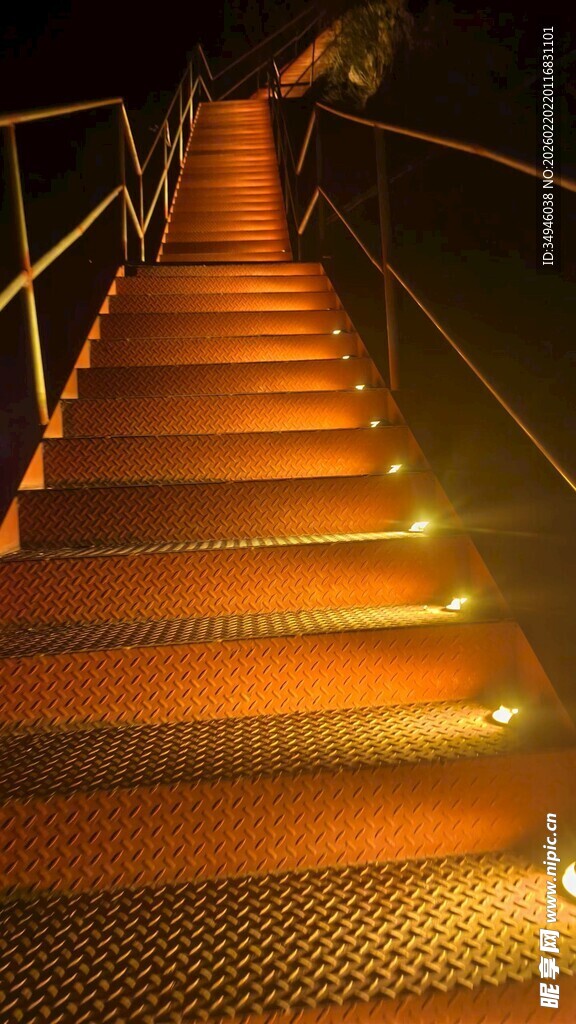 夜间发光的金属楼梯