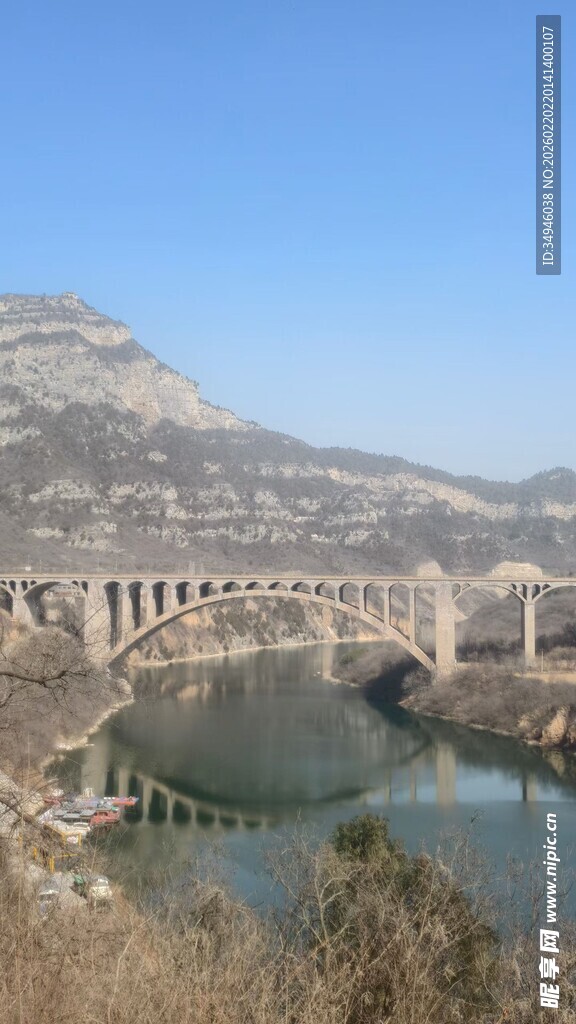 河谷上的拱形大桥风景