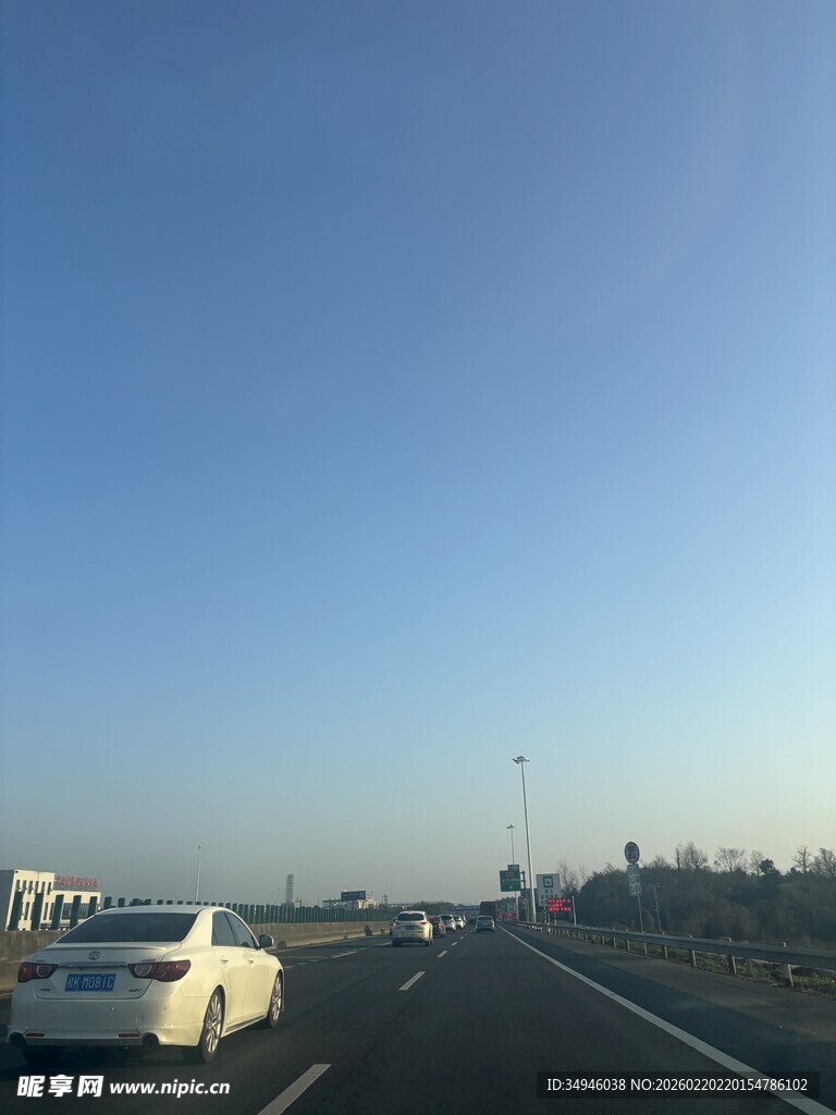 公路上的开阔风景