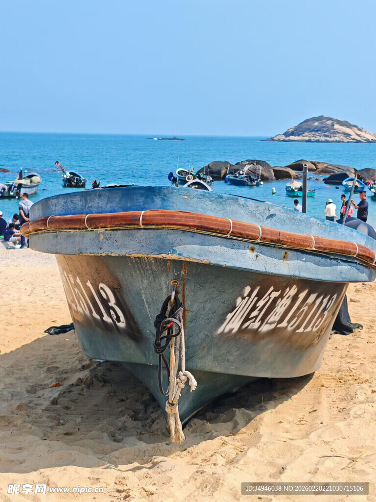 沙滩上的古朴渔船