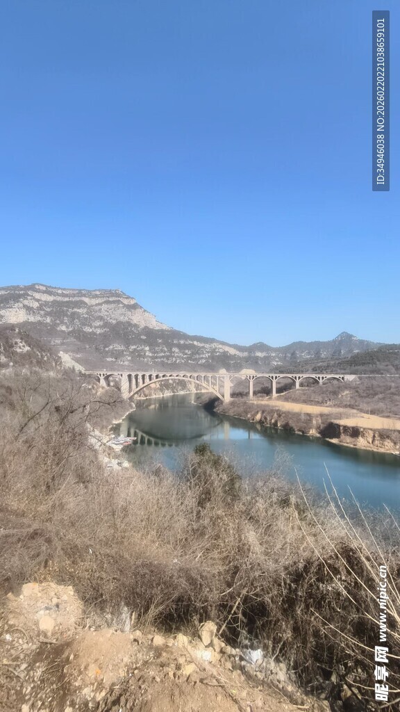 山间河流风景图