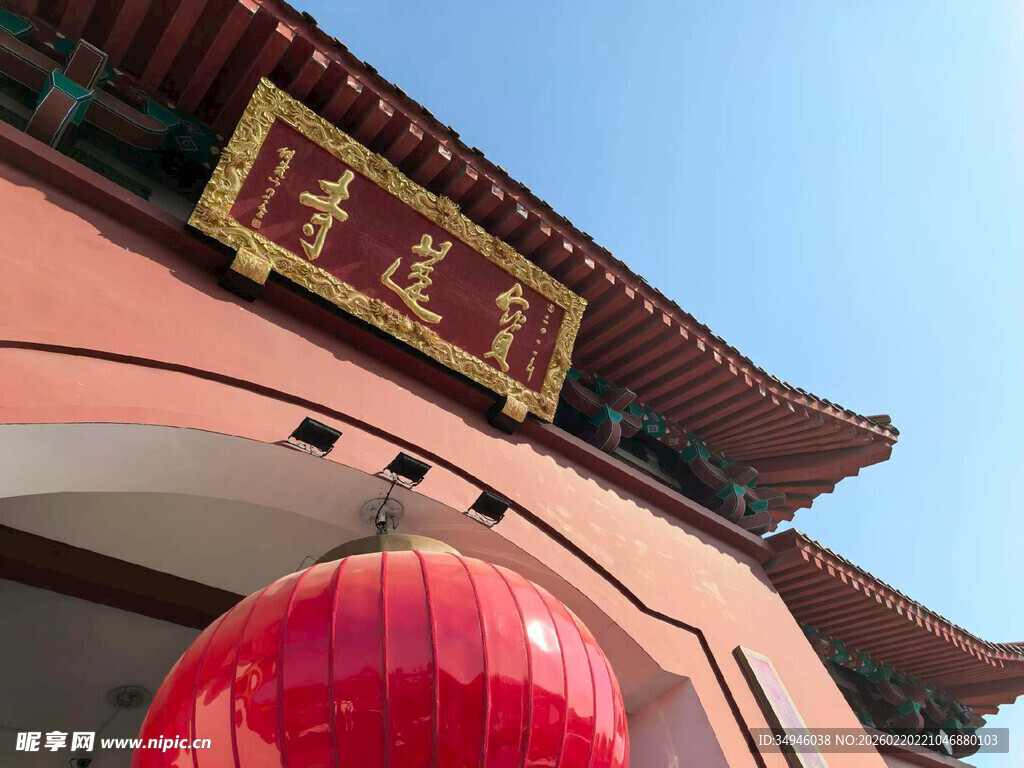 中式建筑前的大红灯笼