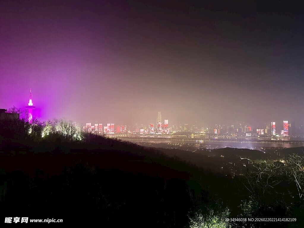 城市夜景中的绚丽灯光