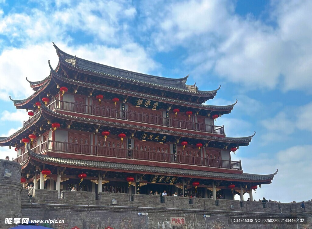 古风楼阁屹立于蓝天白云下