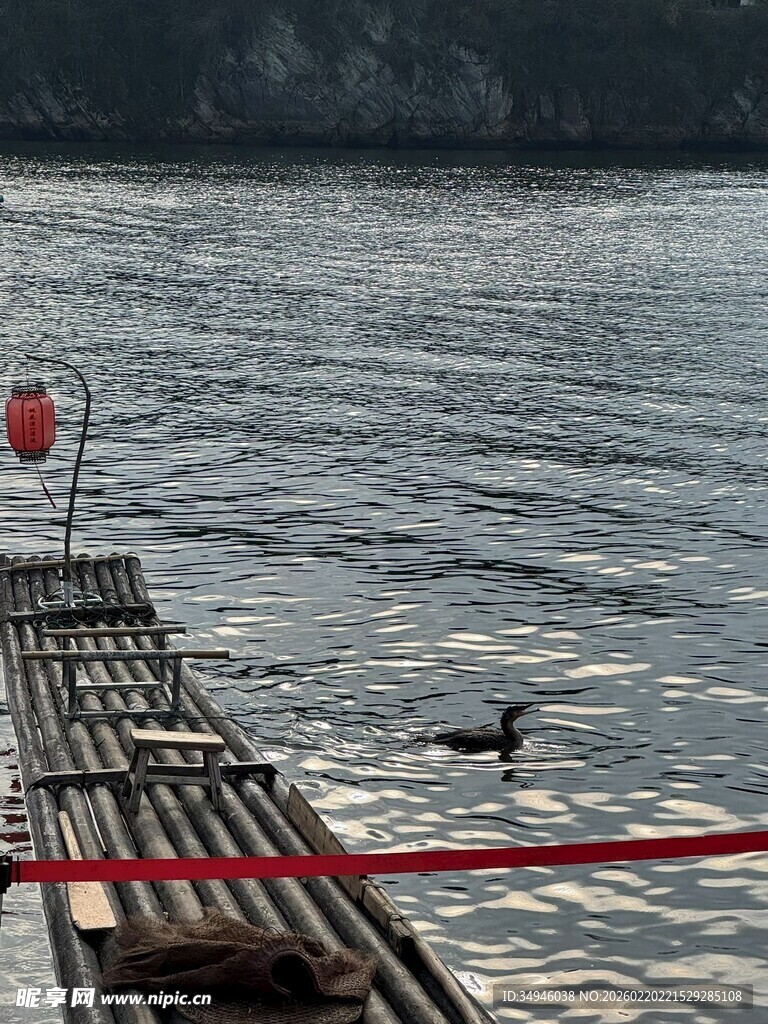 码头边的水域与警示标志