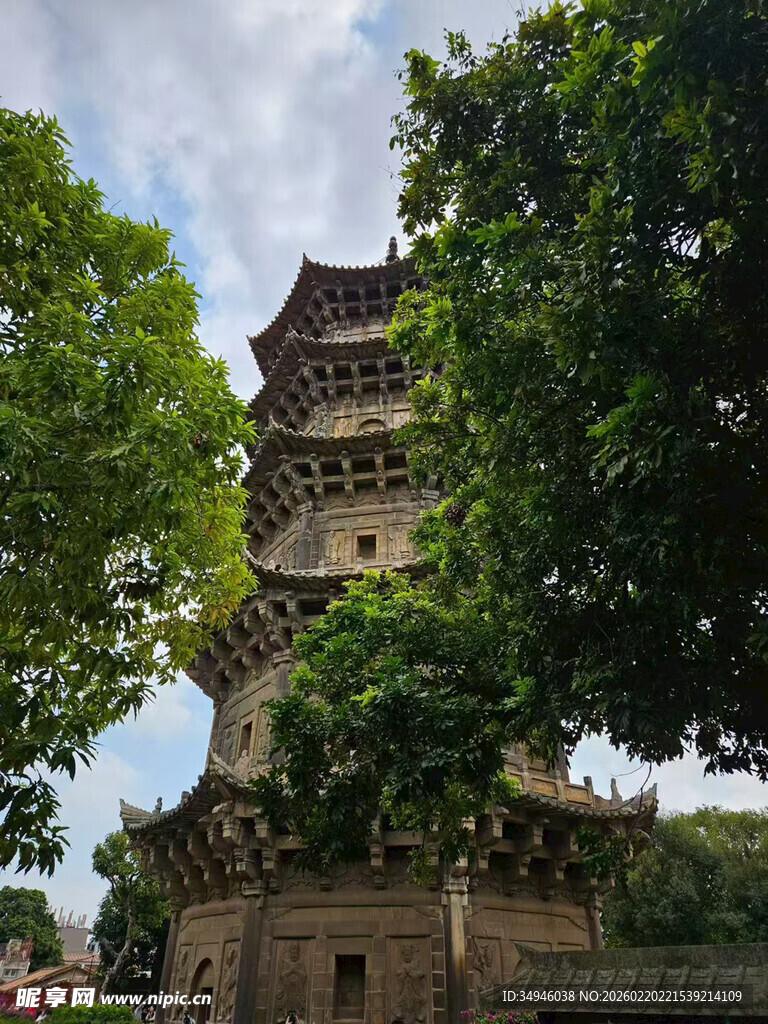 绿树环绕中的古朴古塔