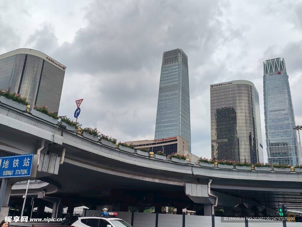 高楼大厦和高架桥