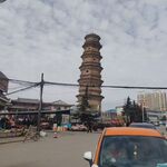 街道旁的古老多层宝塔