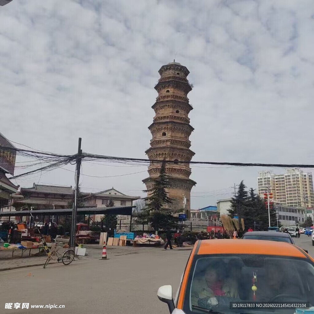 街道旁的古老多层宝塔