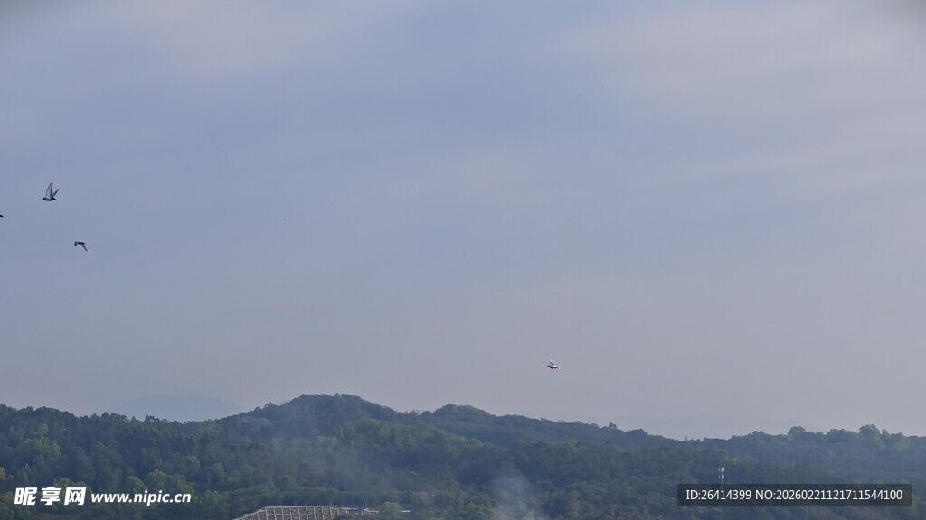 山峦之上的天空景象