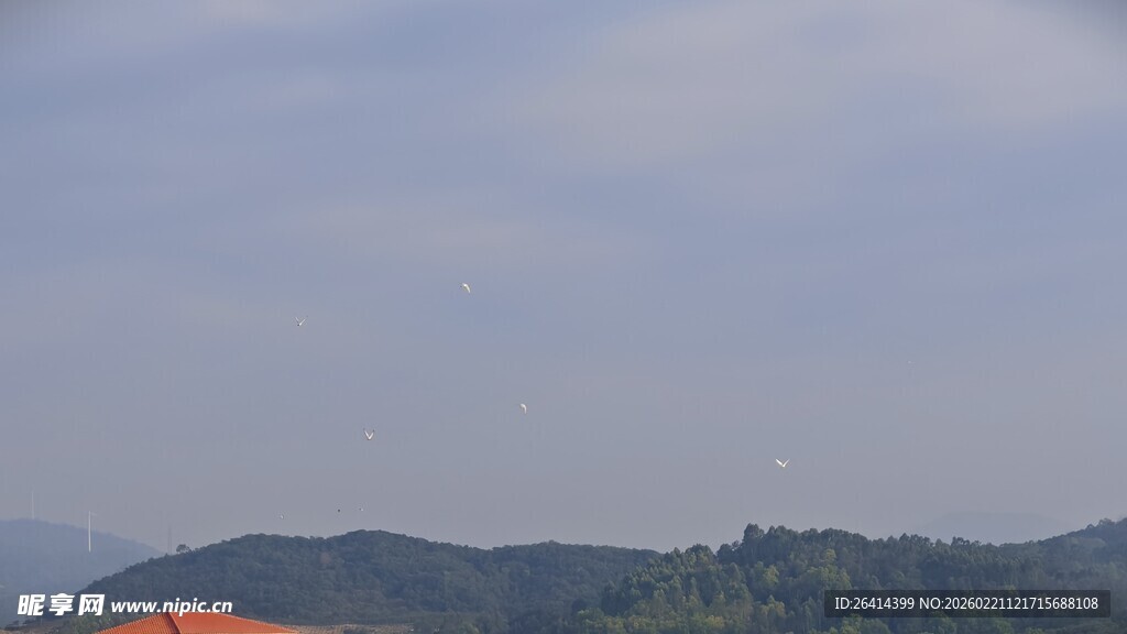 远山之上的一抹红