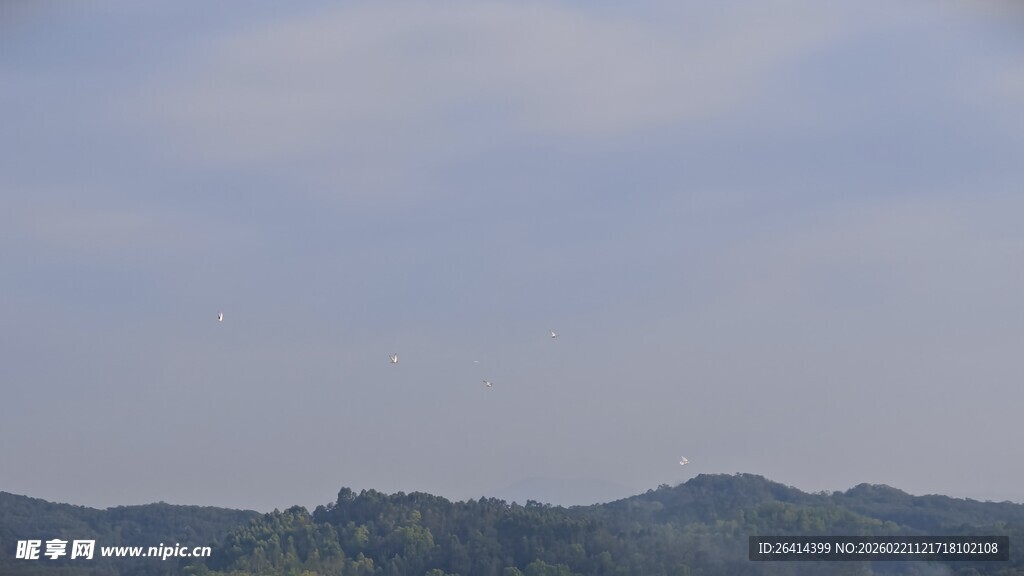 远山朦胧的自然风光