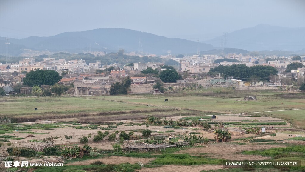 乡村田野与远处城镇景观