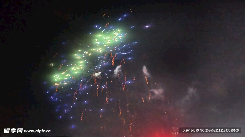 夜空中绚烂的多彩烟花