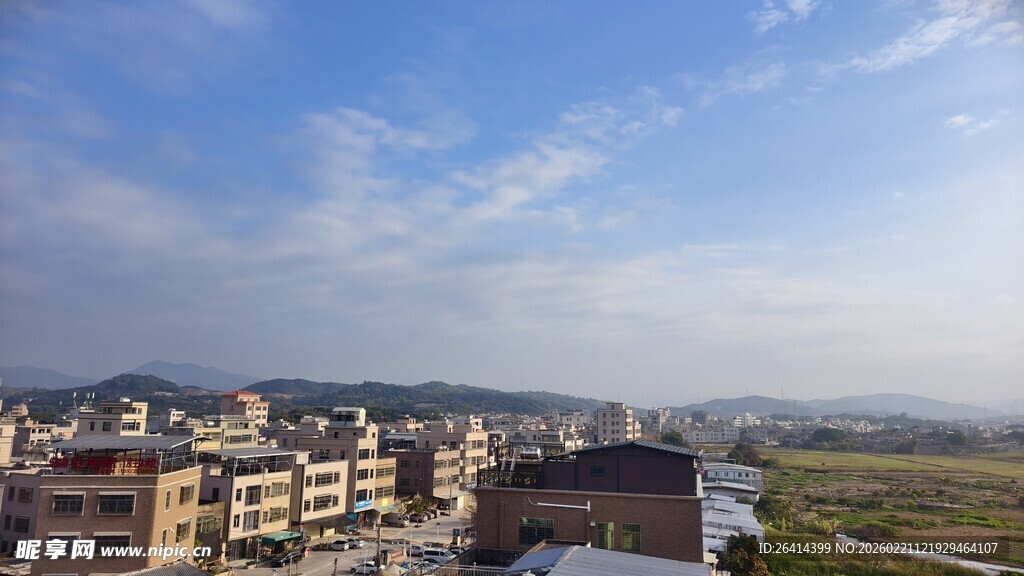 城市远景与周边自然景观