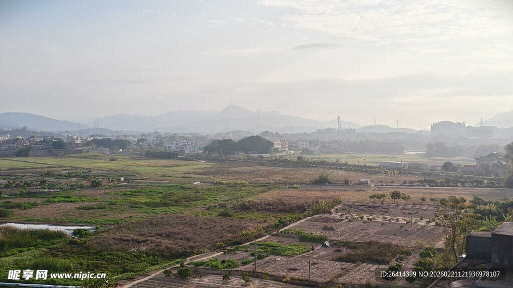 俯瞰城郊田野景观