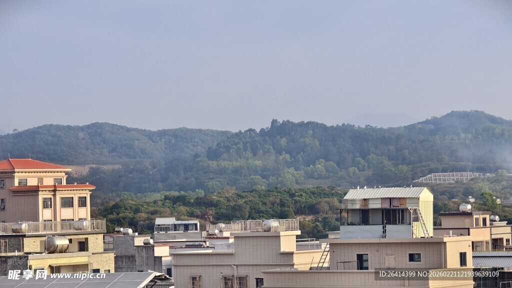城郊建筑与远山景观