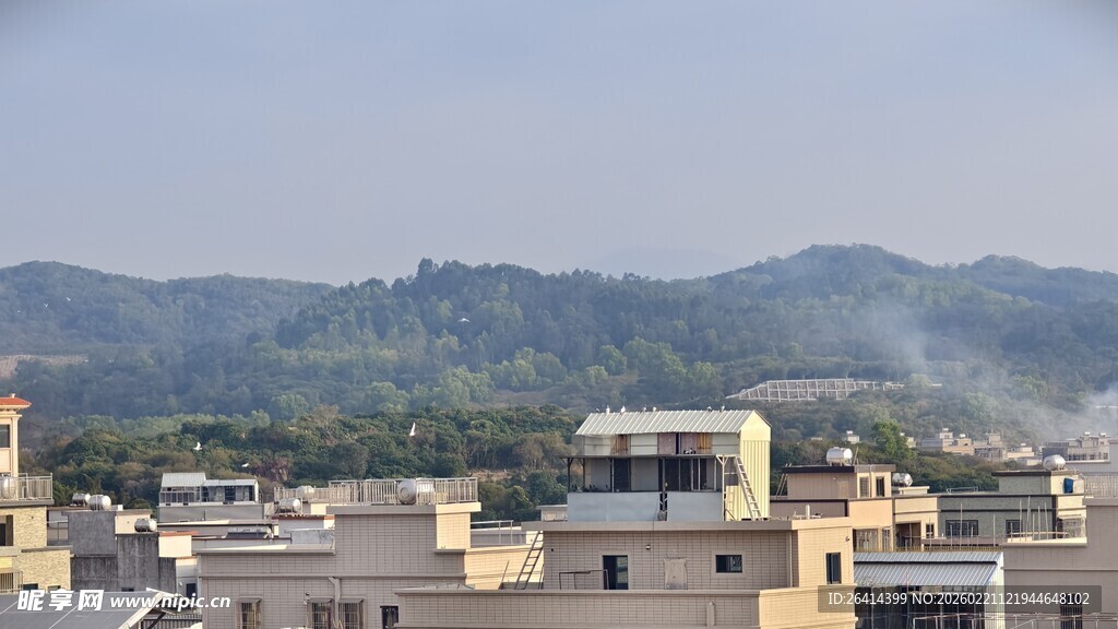 城郊建筑与远山景色