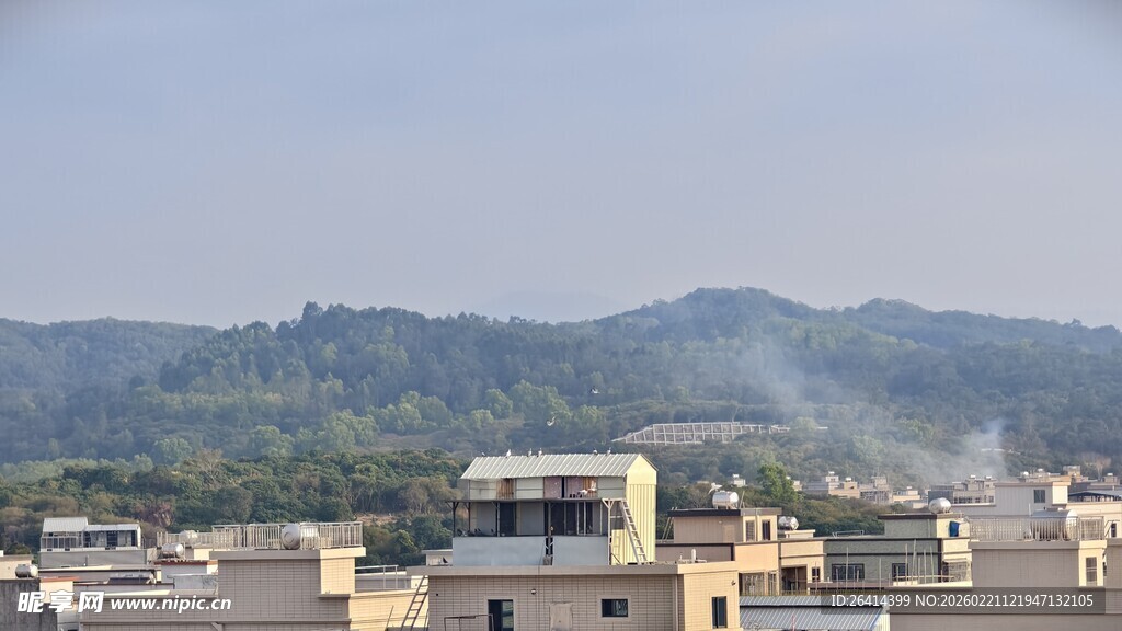 城市远景与远山烟雾景象