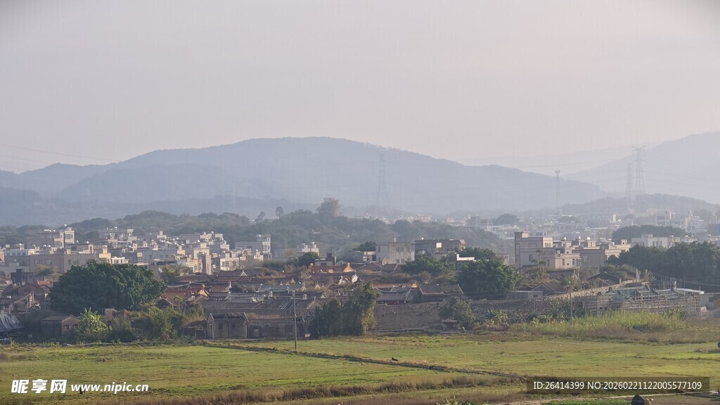 乡村田野与远处山峦景色