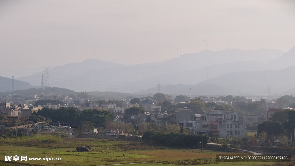 山峦与村落相映