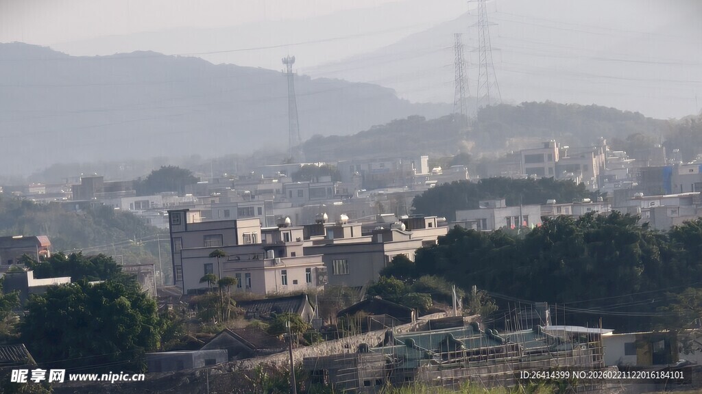 城市远景中的山峦与建筑