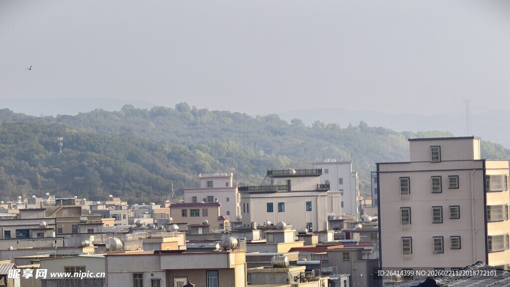 城市建筑与远山景观