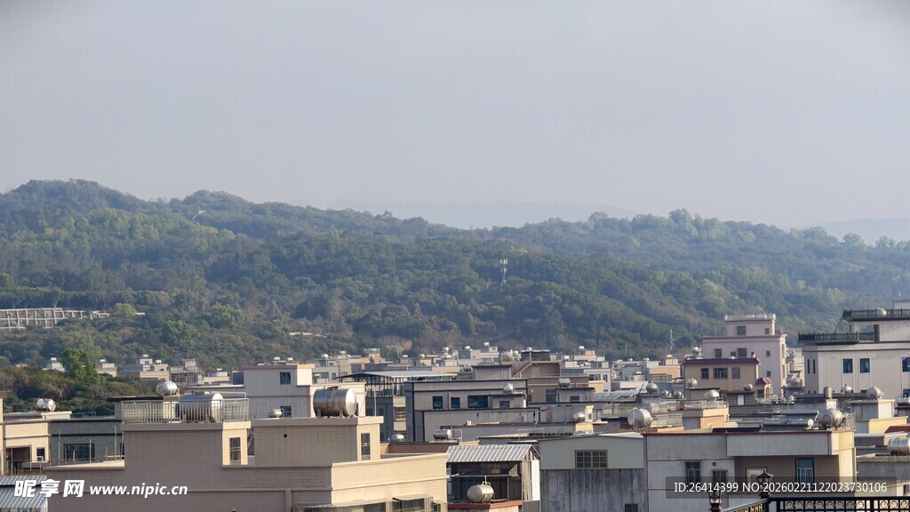 城郊民居背后青山如黛