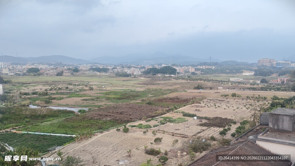 俯瞰城郊开阔田野景象