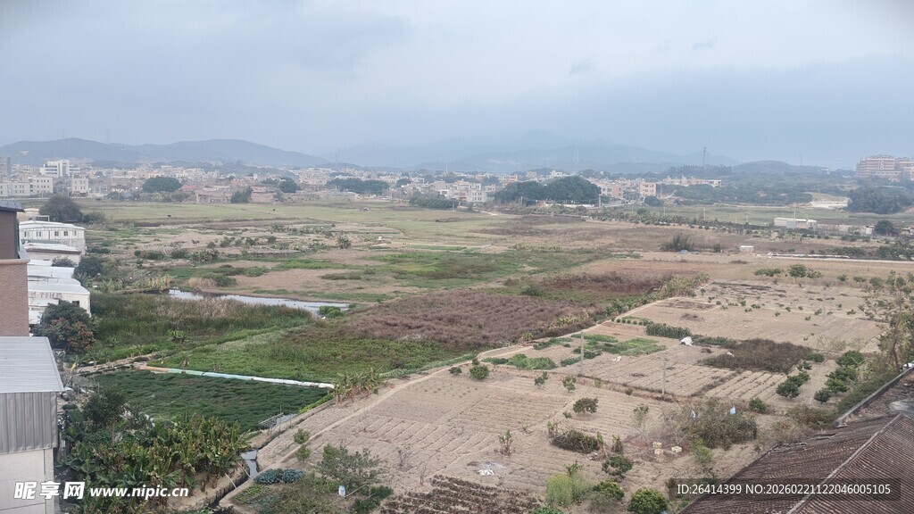 俯瞰广袤田野风光