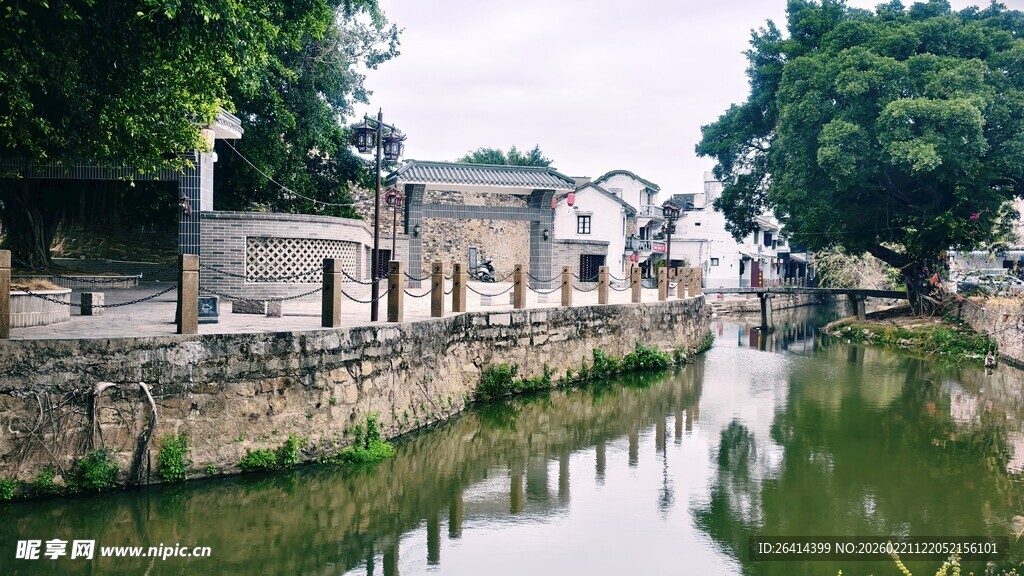 江南水乡河畔古朴建筑