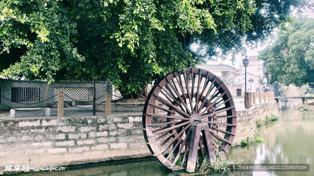 古村河畔的传统大水车