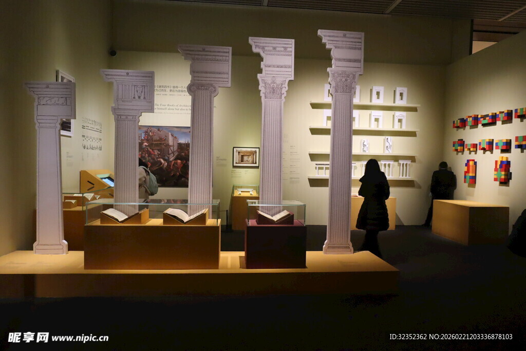 博物馆内的古代石柱展品