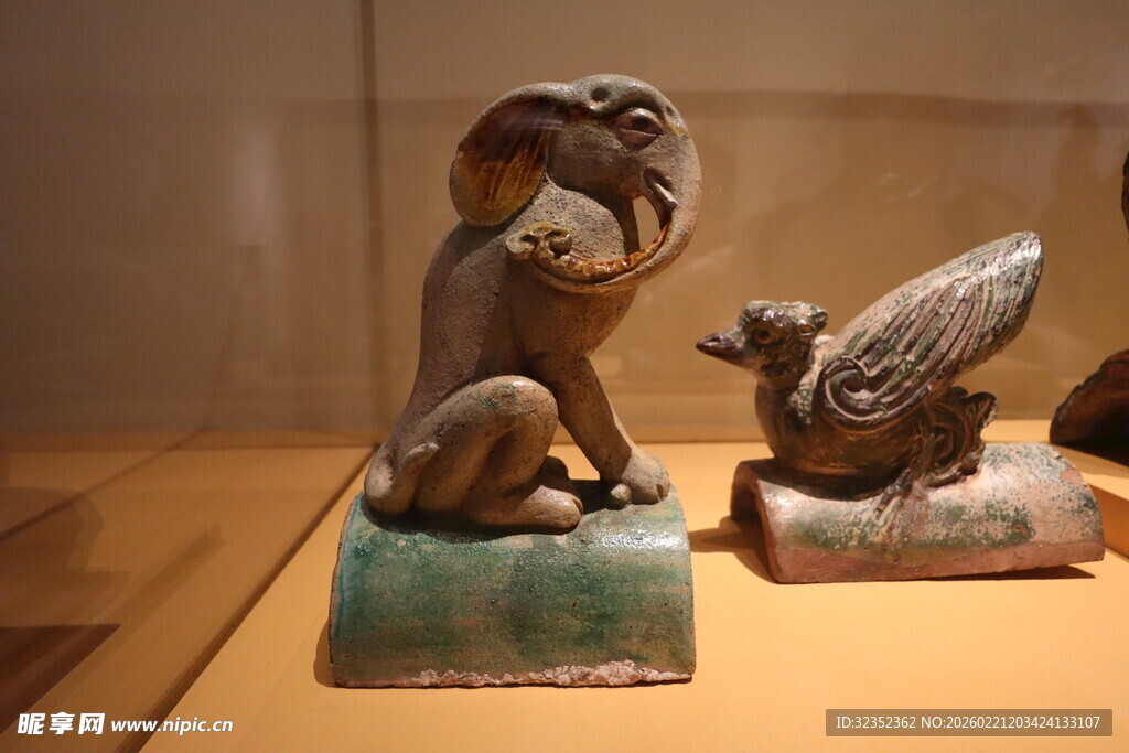 古代陶制神兽雕塑