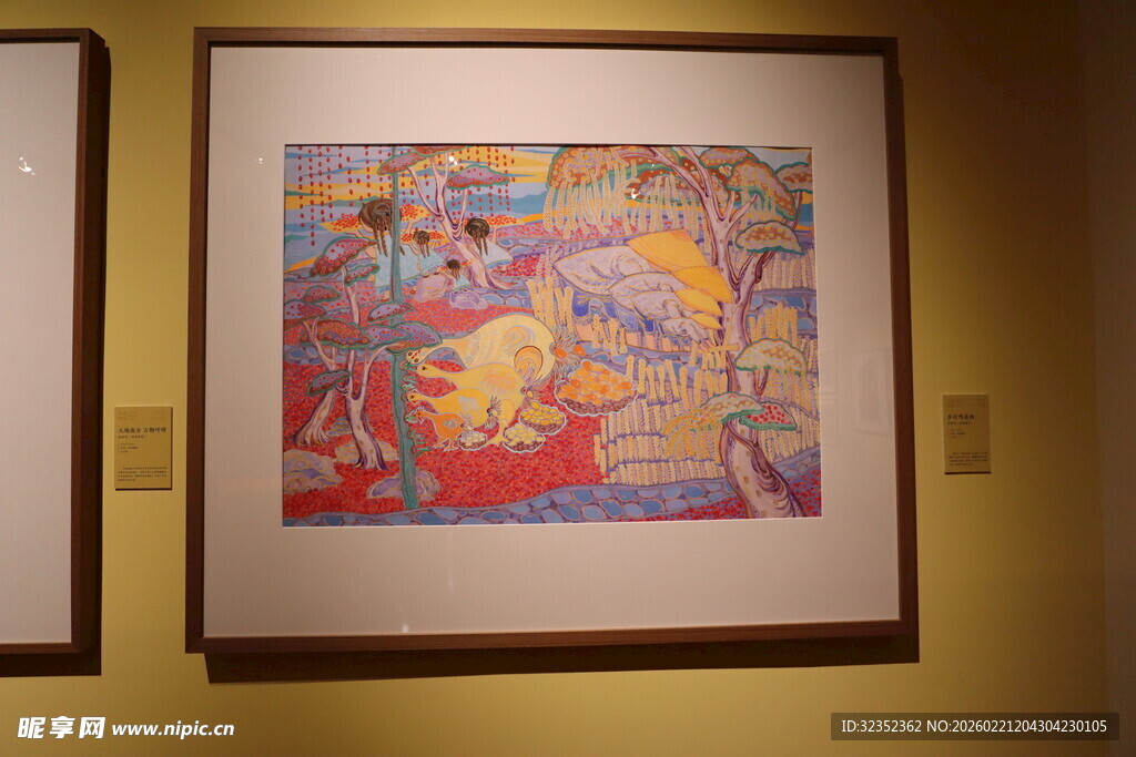 墙上的彩色艺术画作