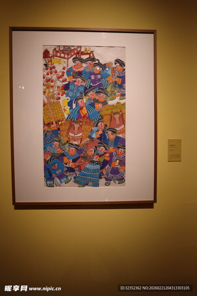 墙上的多彩艺术画作