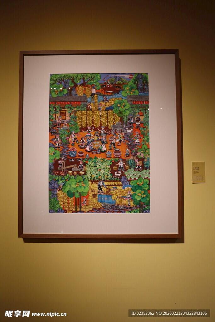 墙上挂的多彩抽象画作