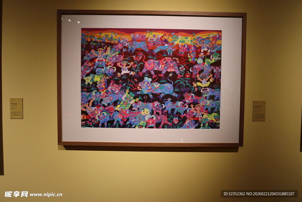 墙上多彩画作展示