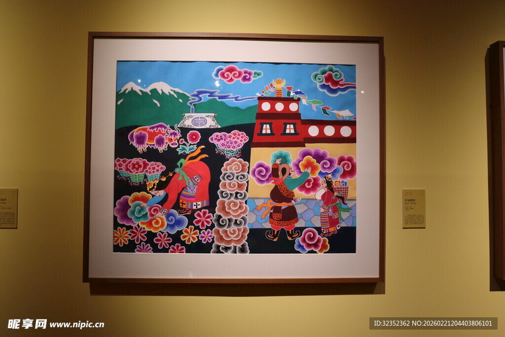 民俗画作展示在墙