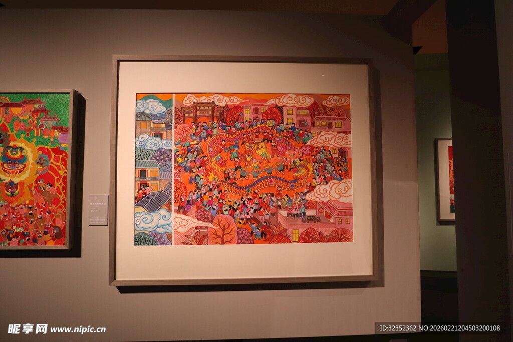 展厅中的多彩艺术画作