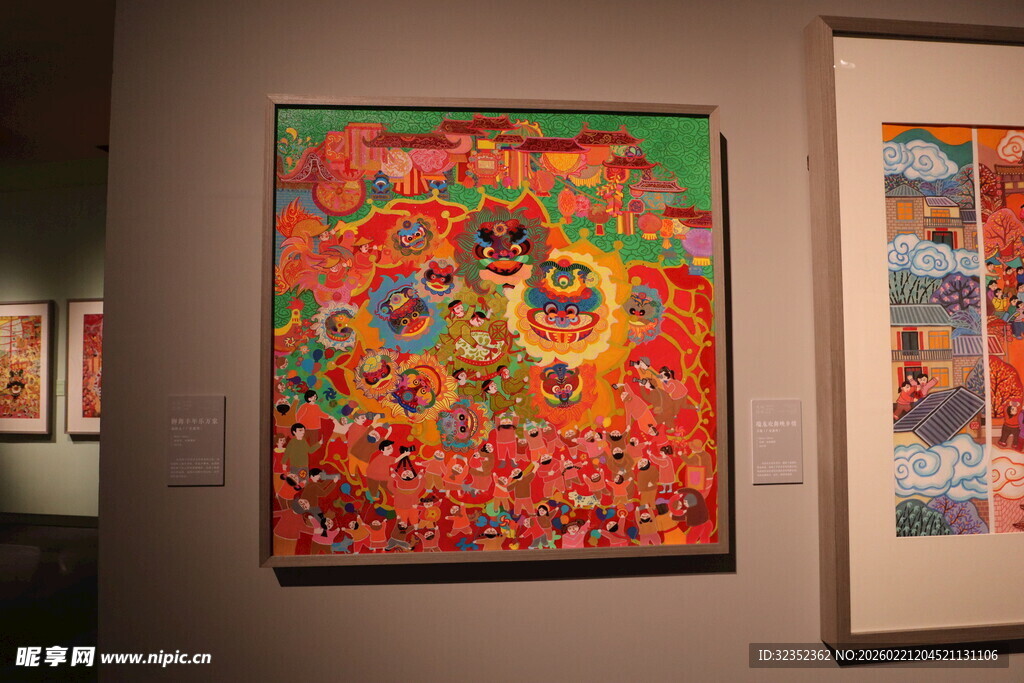 展厅中的多彩艺术画作