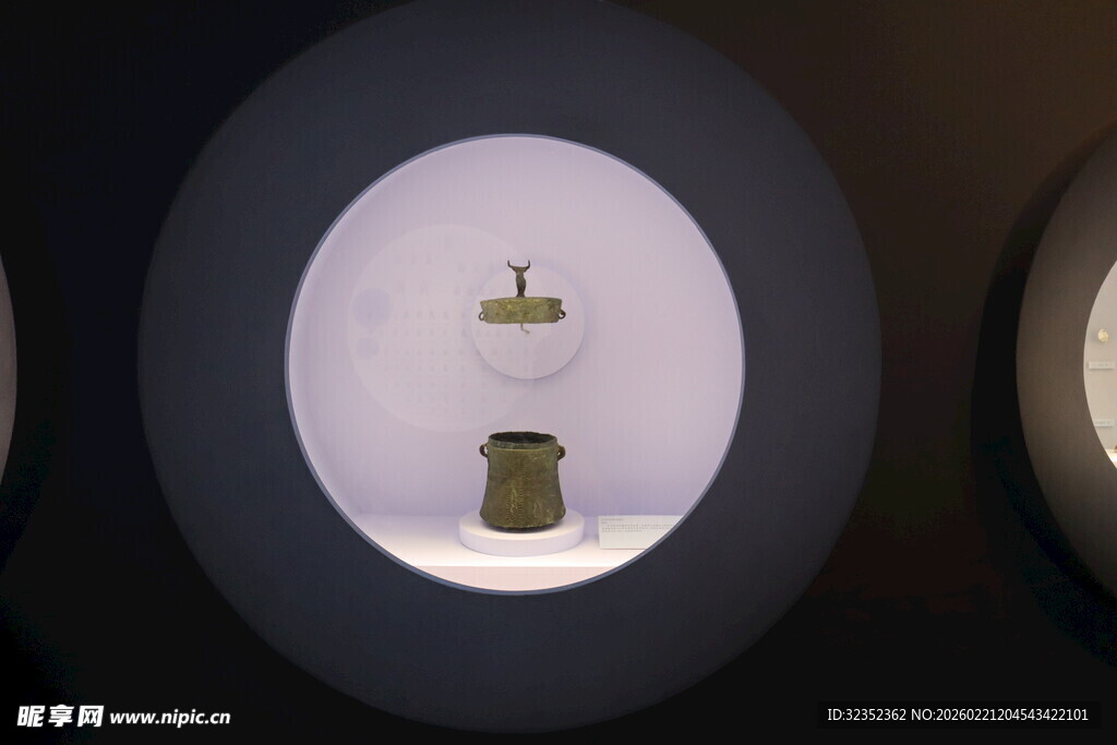 圆形展示台的精致物件