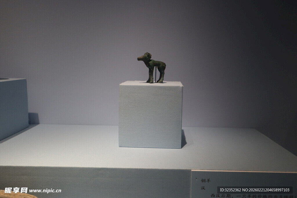 展台上的精致小动物雕塑