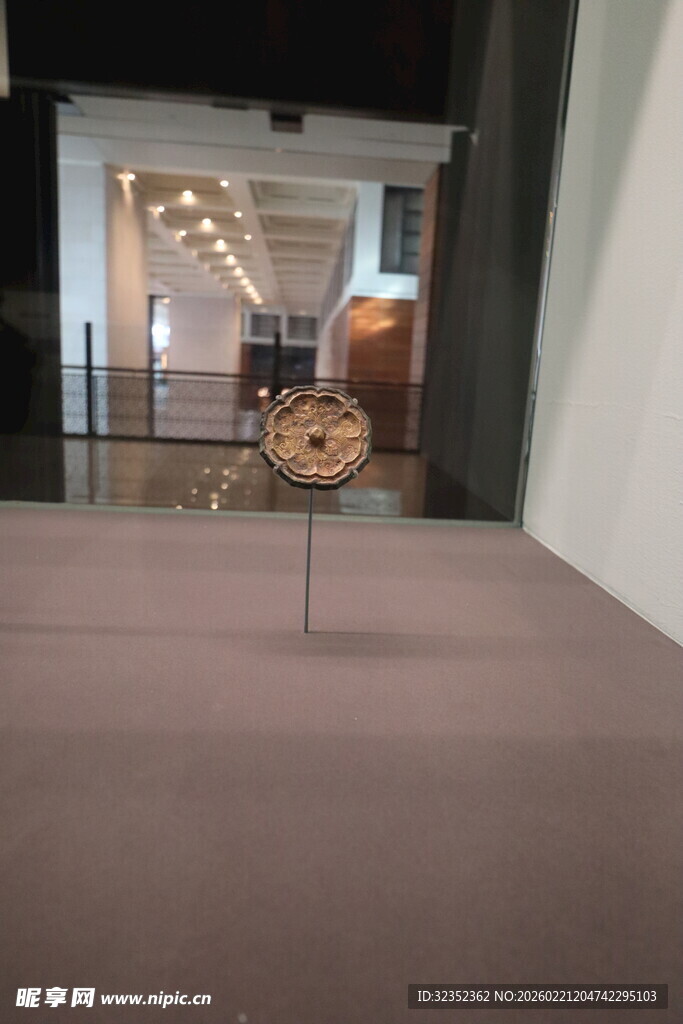 现代艺术展厅中的雕塑作品