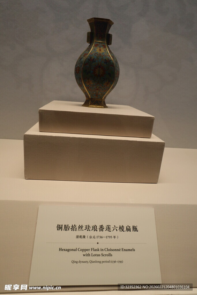 古代陶罐展示于展台上