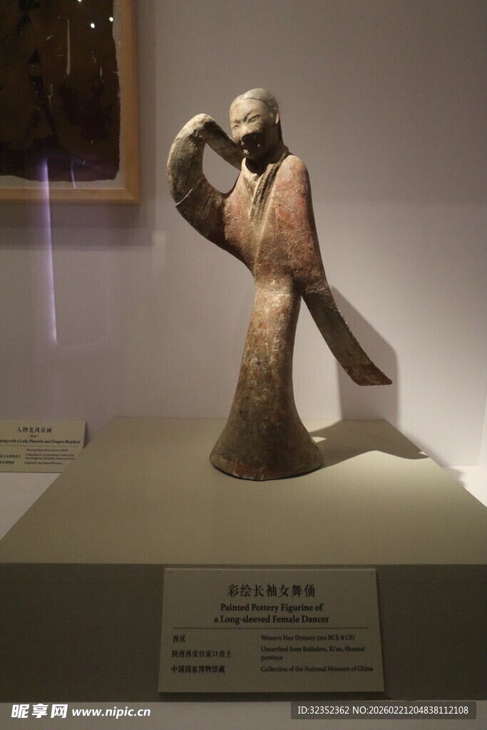 古代陶制人物雕塑展品